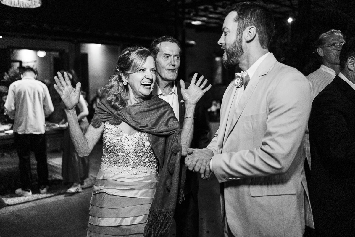 Noivo feliz com a mãe no casamento