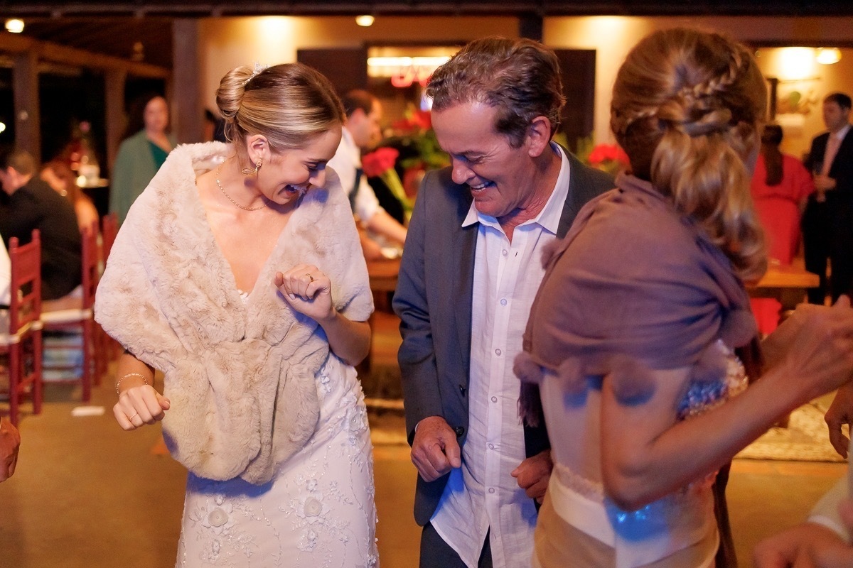 Noiva dançando feliz com convidado no casamento