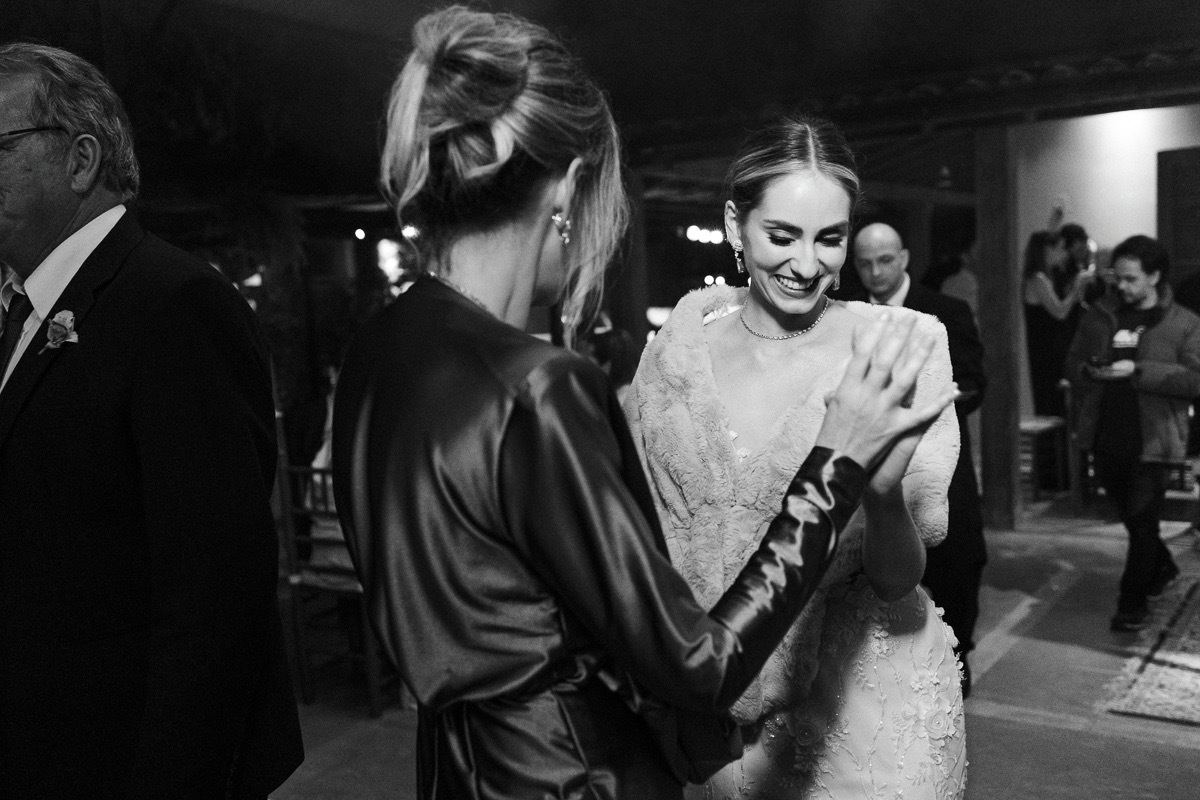 Noiva dançando e rindo no casamento