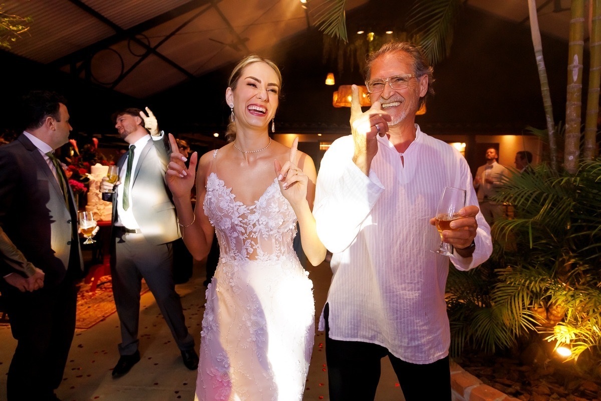Noiva dançando e rindo no casamento