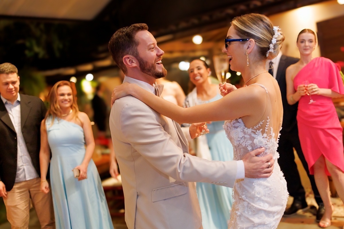 Noivos dançando, noivos felizes