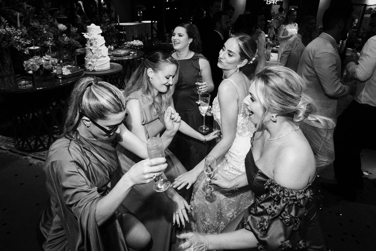 Noiva dançando com as convidadas na festa do casamento