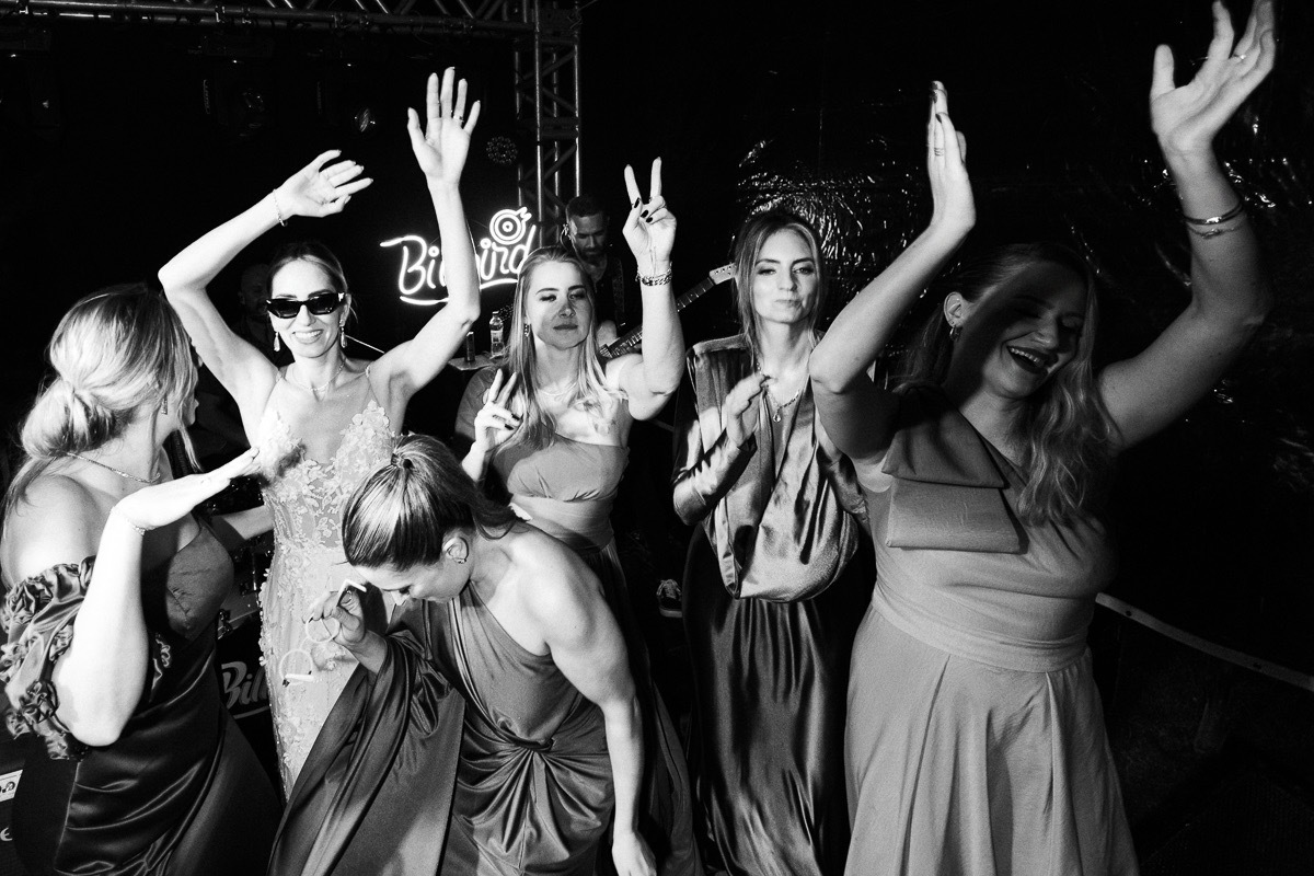 Noiva dançando com as convidadas na festa do casamento