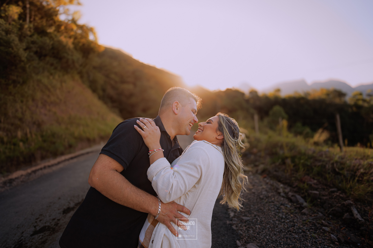  casal na serra, noivos, casal abraçados