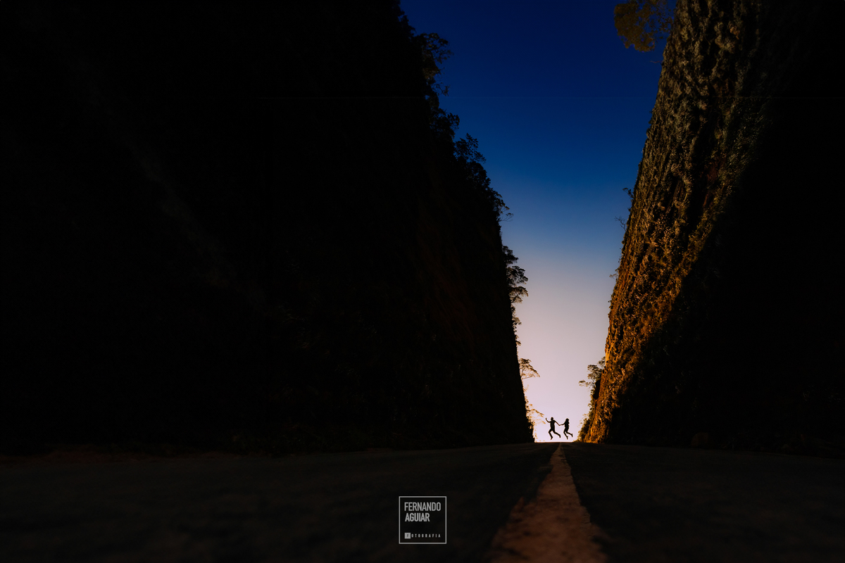 foto criativa na serra, casal na serra, noivos