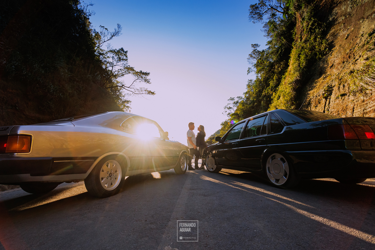 carro antigo, casal com carro antigo, por do sol