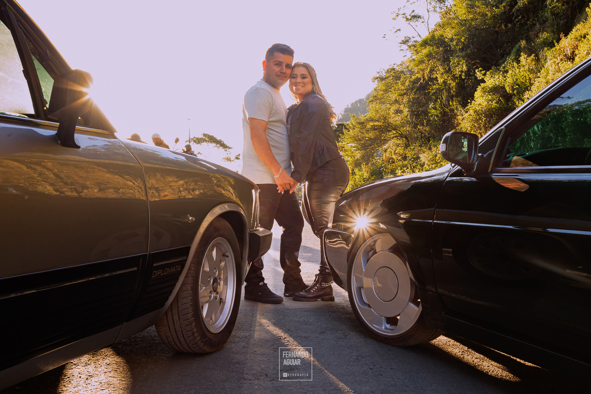 carro antigo, casal com carro antigo