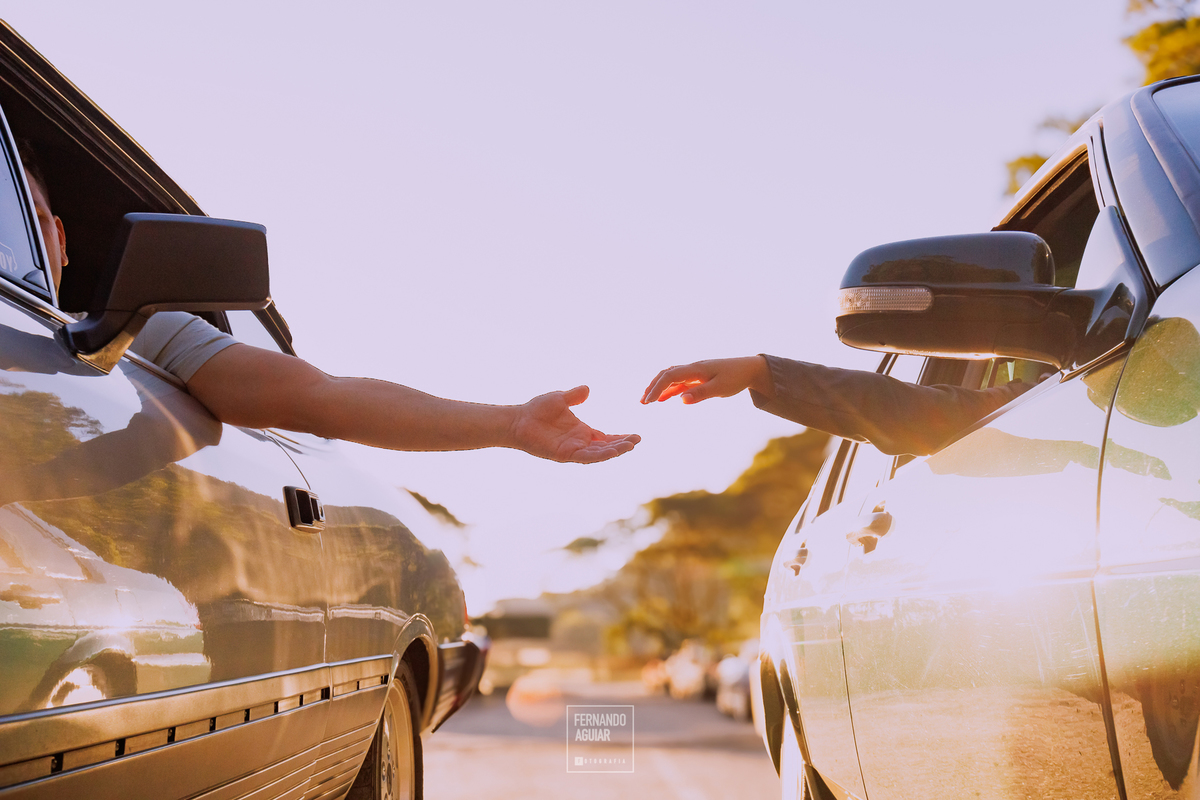 carro antigo, casal com carro antigo