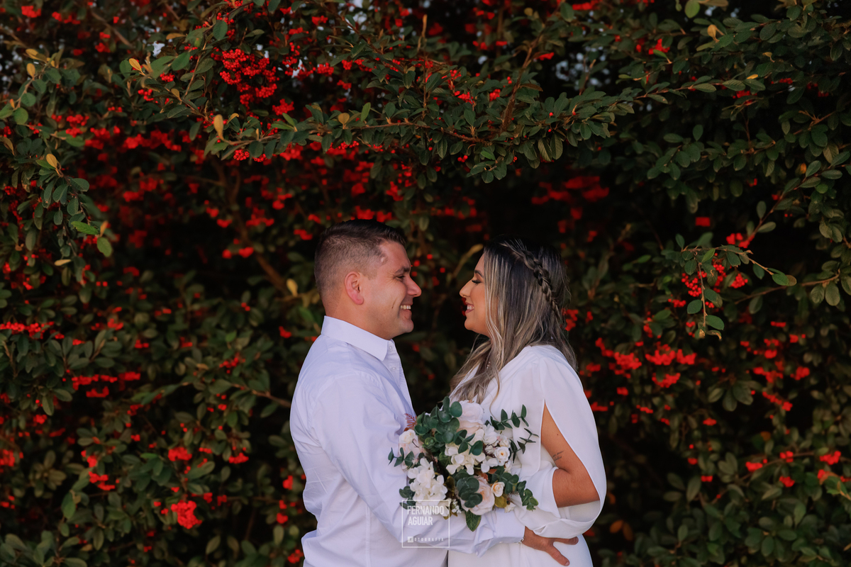 Noiva segurando o buque, buque de flores, noivos se olhando