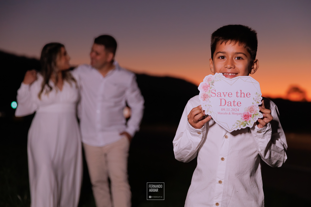 familia no por do sol, casal com filho, plaquinha de casamento, por do sol