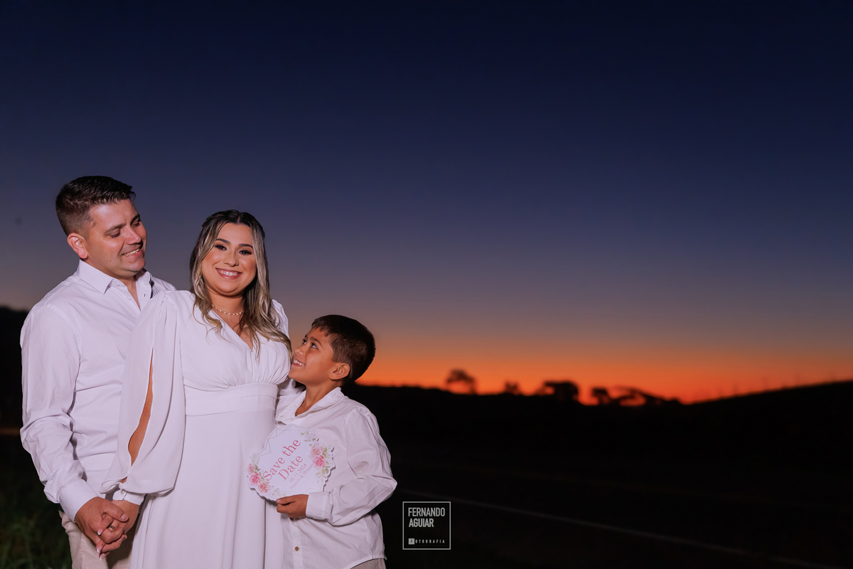 familia no por do sol, casal com filho, por do sol