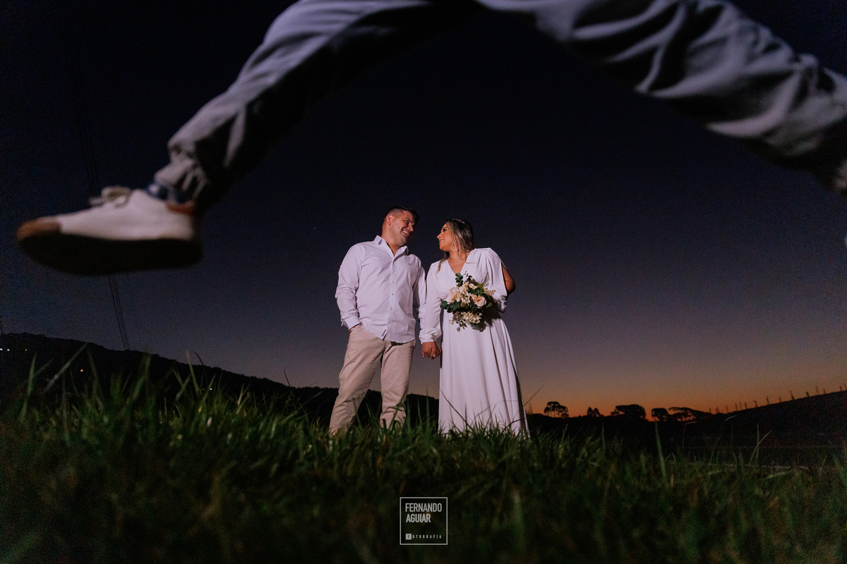 Noiva segurando o buque, buque de flores, noivos se olhando, foto criativa, foto criativa em familia