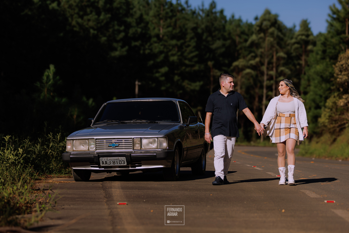 carro antigo, casal com carro antigo