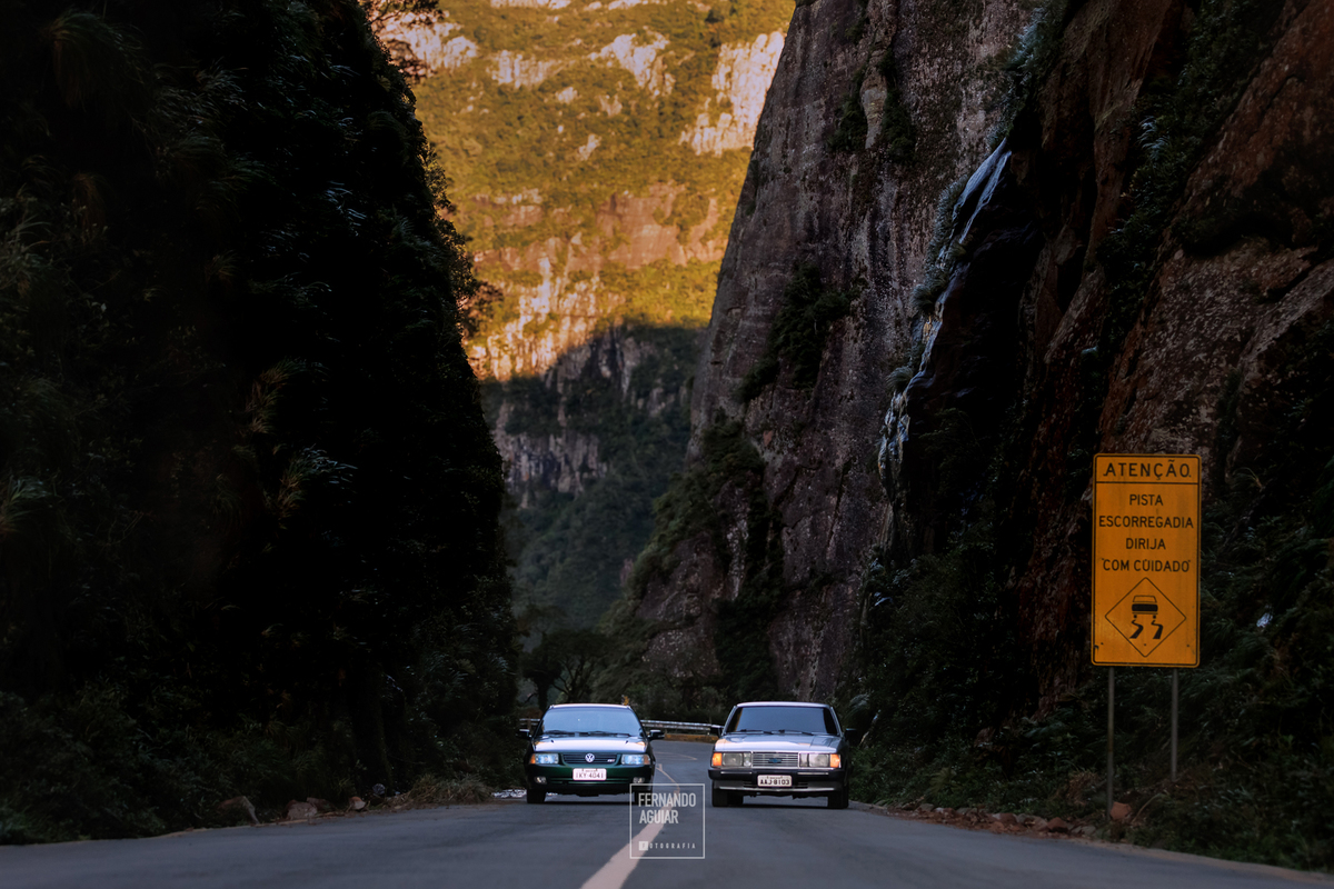 carro antigo, casal com carro antigo, carro antigo na serra, foto criativa na serra, casal na serra, 