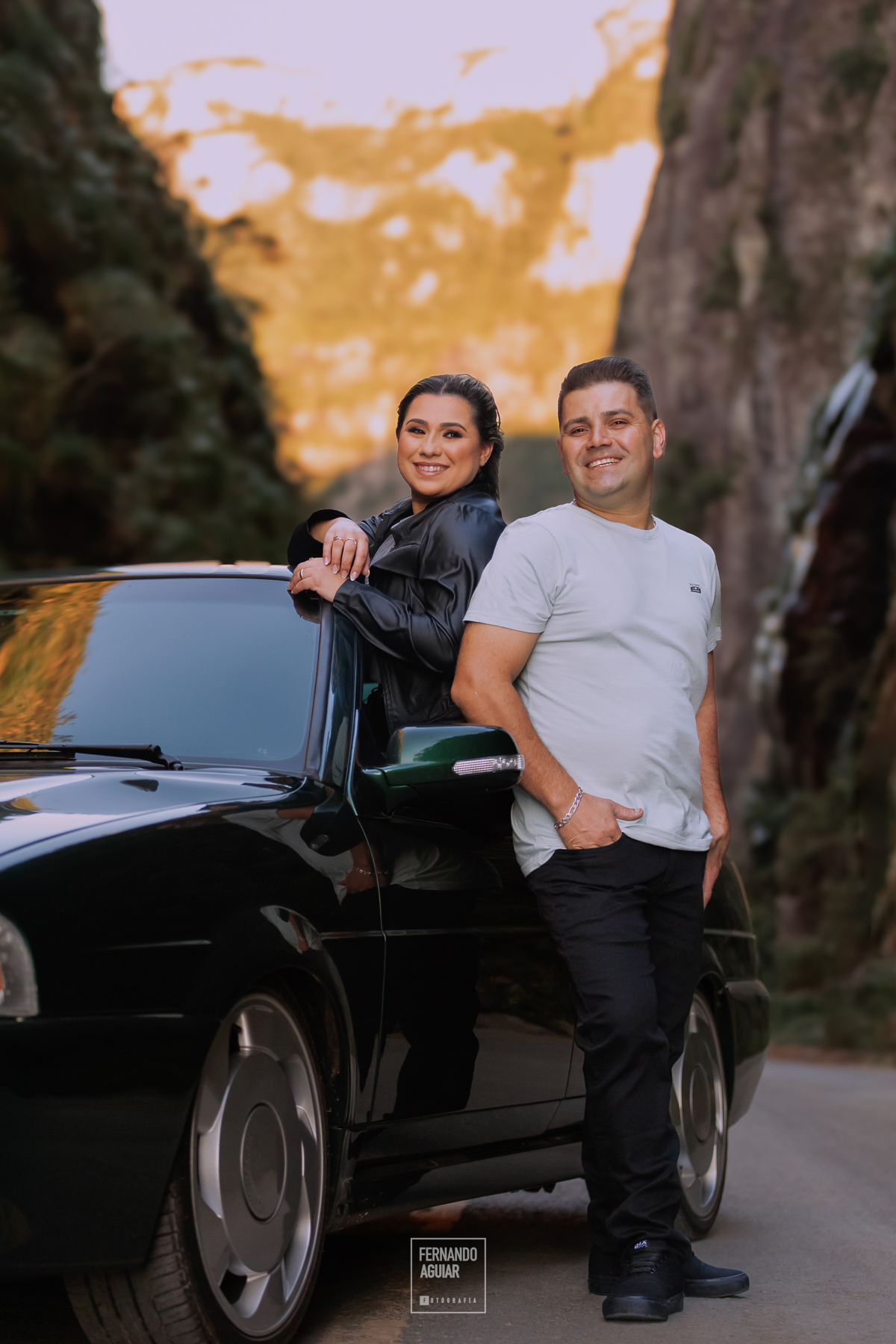 carro antigo, casal com carro antigo