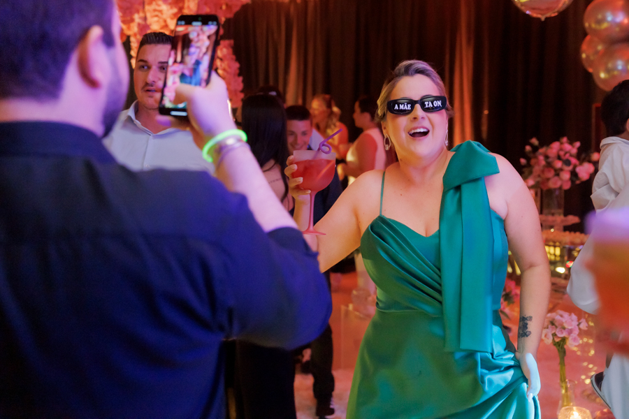 festa de 15 anos, mãe da aniversariante se divertindo, 