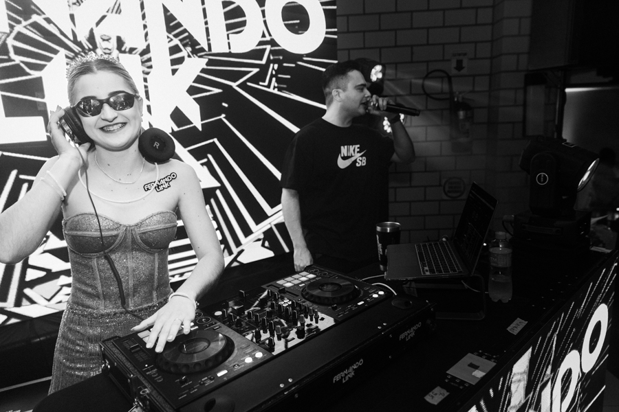 retrato 15 anos, festa de 15 anos, vestido 15 anos, aniversariante se divertindo