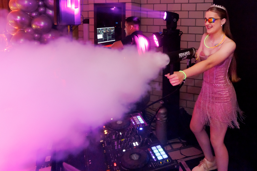  festa de 15 anos, vestido 15 anos, aniversariante se divertindo