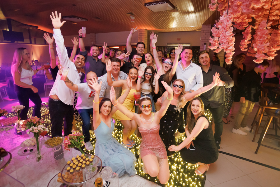  festa de 15 anos, vestido 15 anos, aniversariante se divertindo, fim de festa de 15 anos