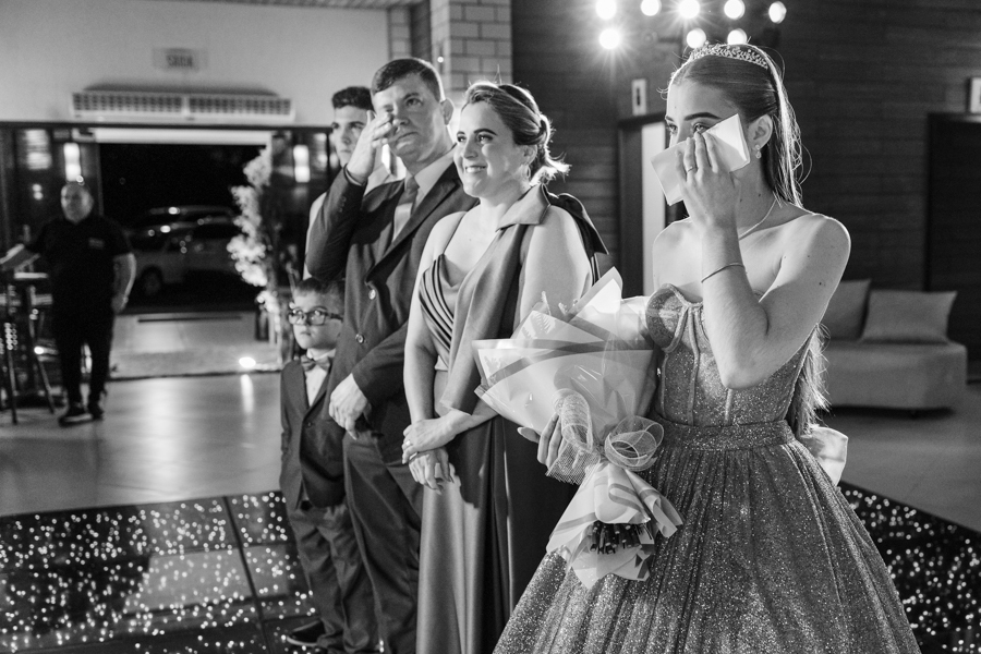 retrato 15 anos, festa de 15 anos, vestido 15 anos, debutante ganhando buque, familia emocionada