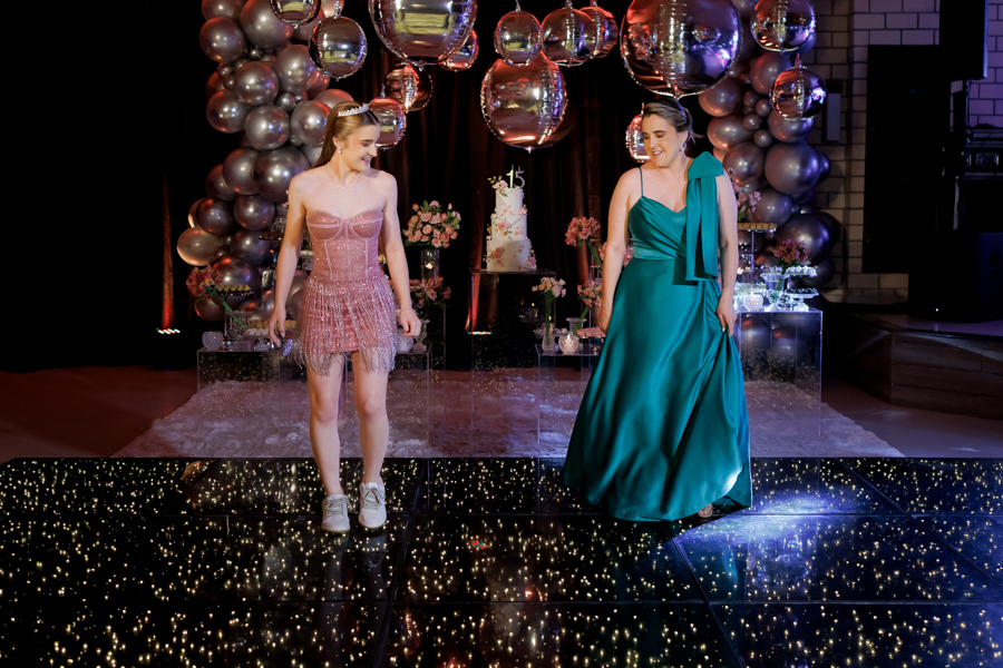  festa de 15 anos, vestido 15 anos, pista de led, pista paris, aniversariante dançando com a mãe