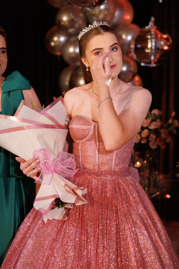 retrato 15 anos, festa de 15 anos, vestido 15 anos, debutante ganhando buque