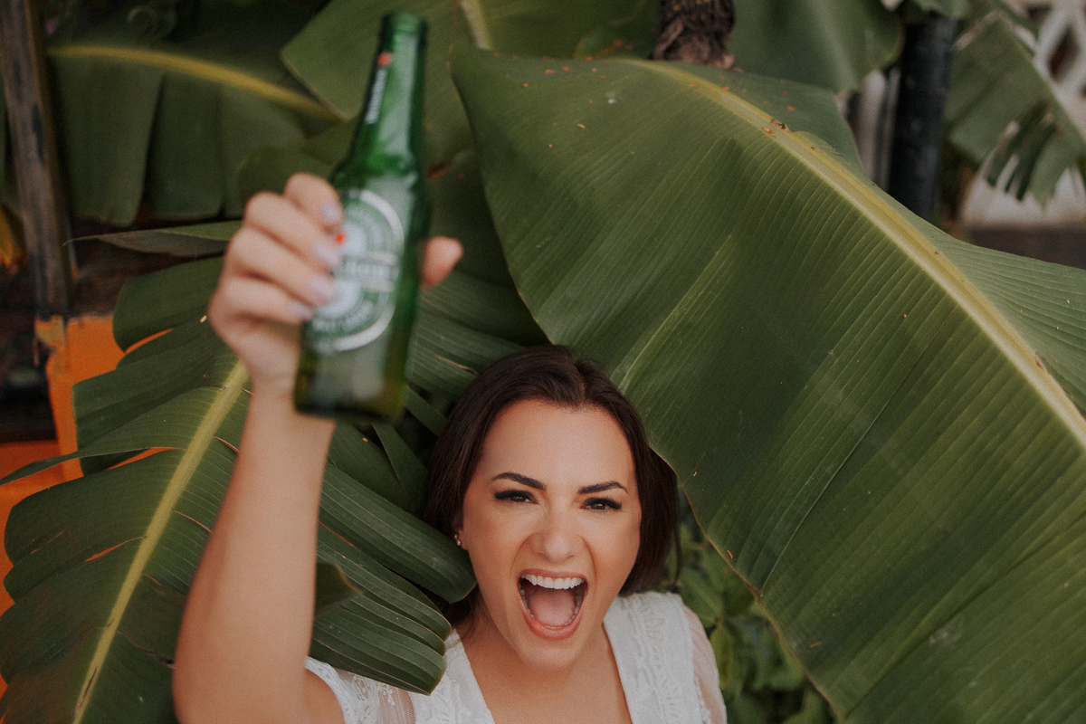 noiva tomando cerveja