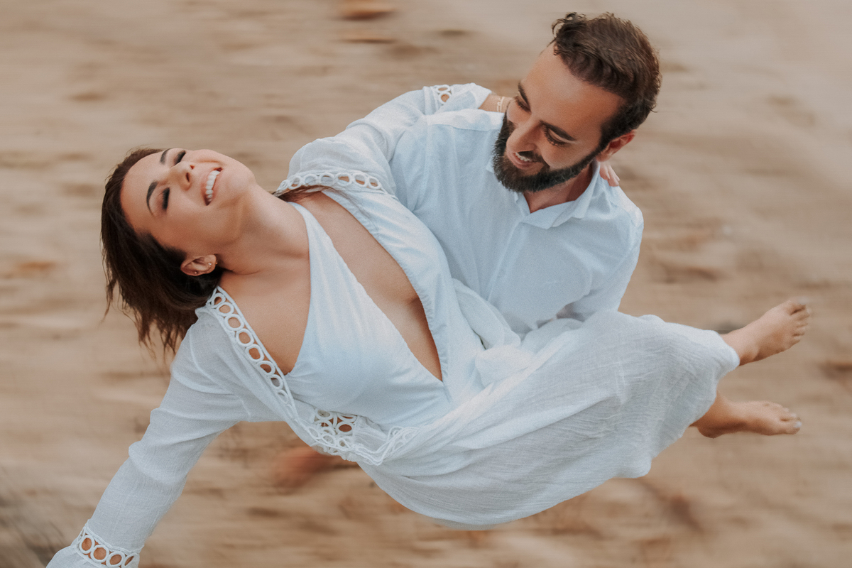 noivo girando a noiva praia 