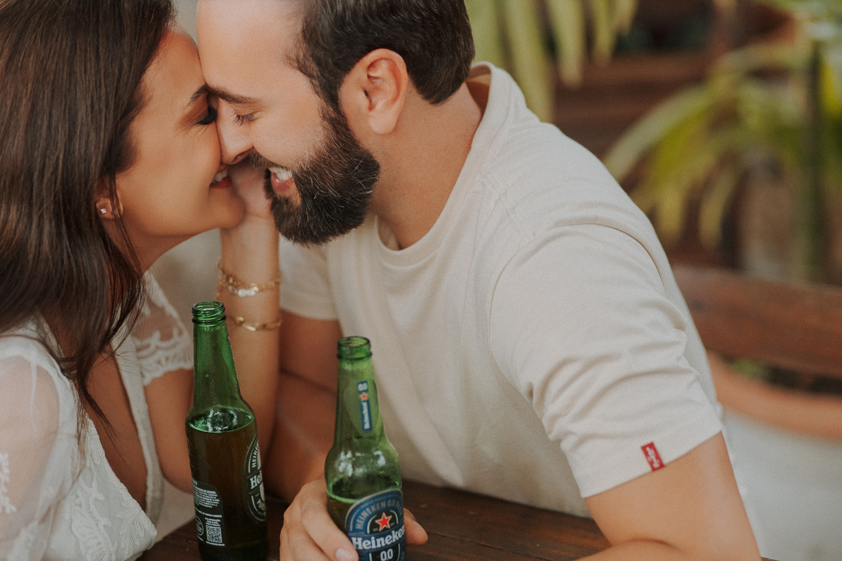 ensaio de casal tomando cerveja 