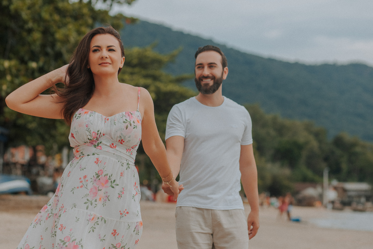 noivos caminhando na praia 