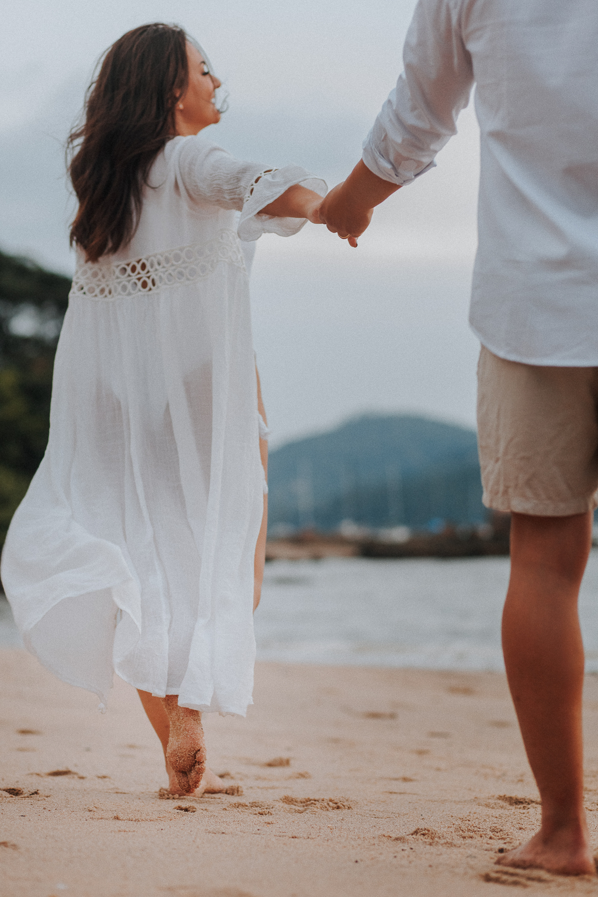 casal andando na praia em floripa em santo antonio de lisboa