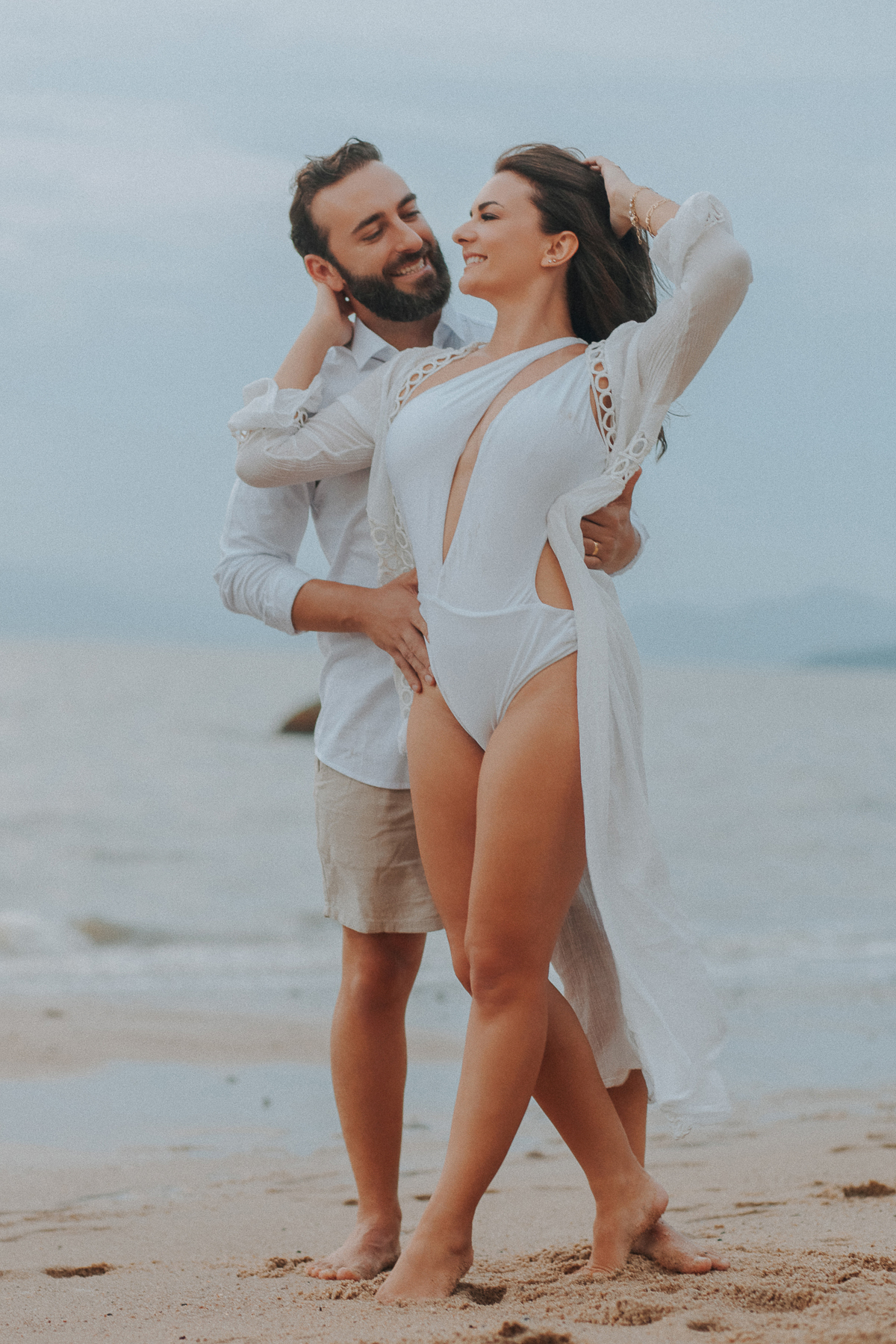 noivos final de dia na praia no ensaio