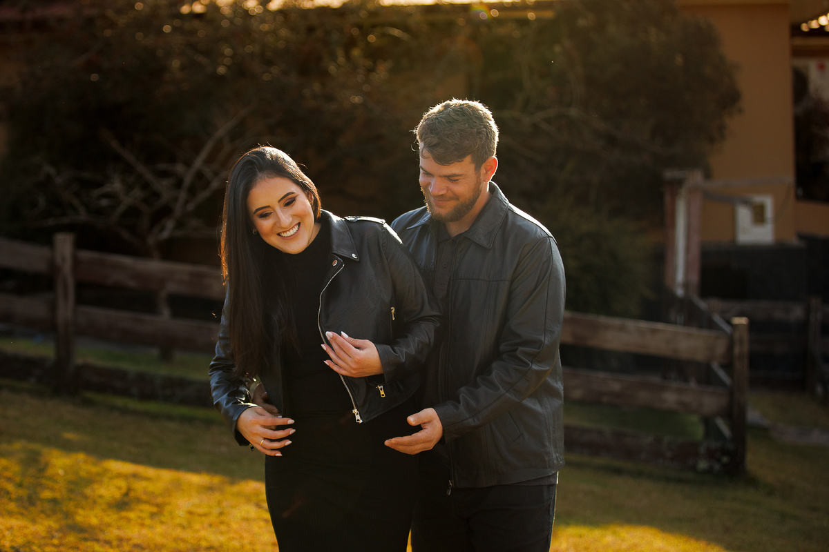 Casal sorridente caminhando em clima leve e descontraído.
Pré-casamento em estilo espontâneo com luz natural em Bom Jardim da Serra.