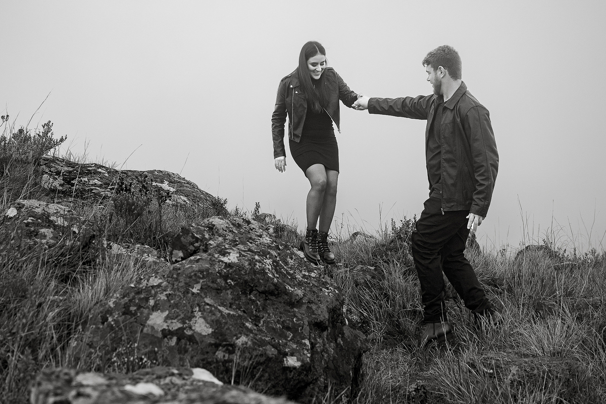 Casal subindo trilha em meio à neblina na Serra do Rio do Rastro.
