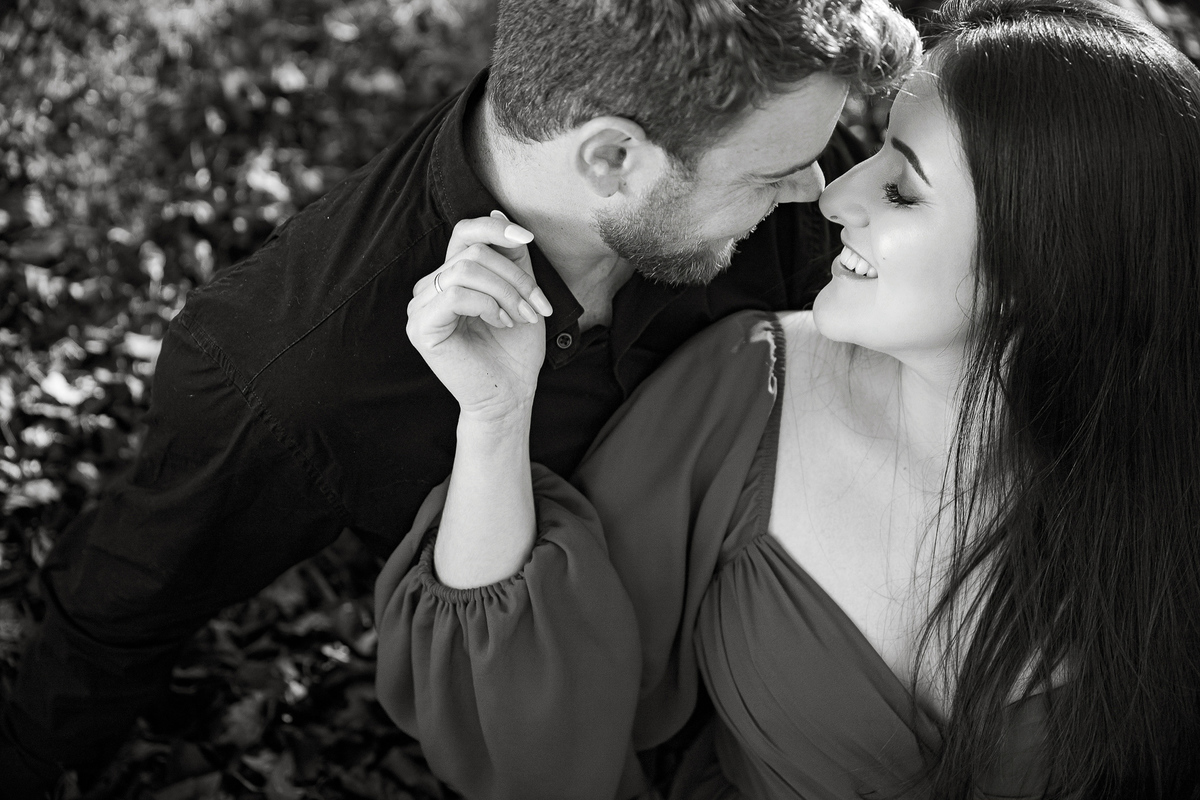 Foto em preto e branco de beijo carinhoso entre o casal.
Ensaio pré-wedding atemporal e emotivo na Serra do Rio do Rastro.