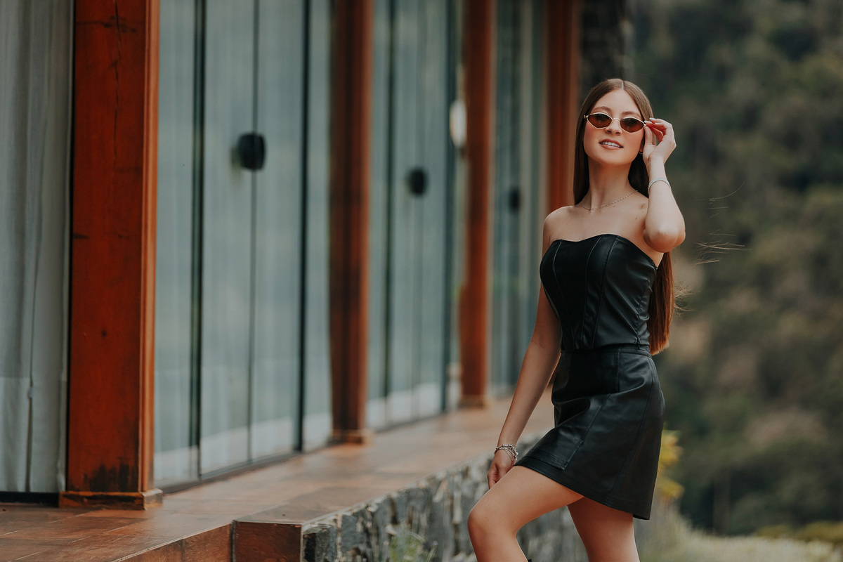 Laís caminha ao redor da casa de campo, com o reflexo do vidro e o verde das colinas criando um cenário cinematográfico. Um clique que traduz liberdade.