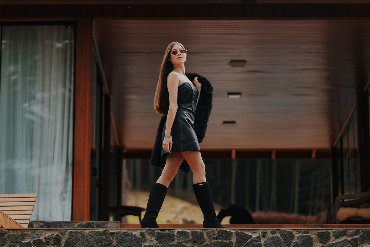 A madeira e o verde se unem para formar o cenário perfeito. Laís caminha como quem descobre o mundo, com graça e presença marcante.