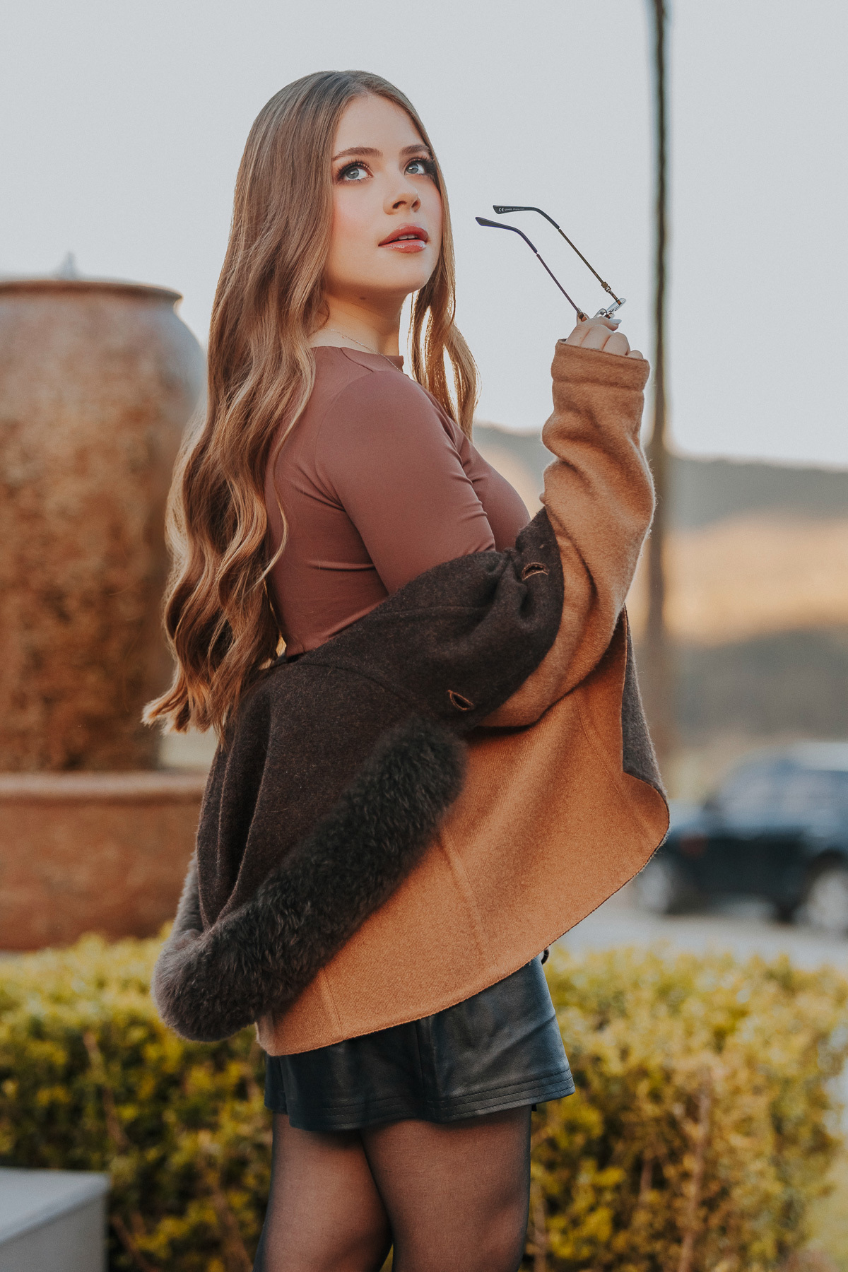 ensaio-15-anos-larissa-look-marrom-outono-fazenda-favorita