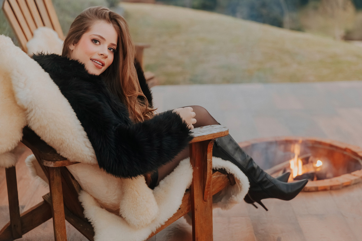 nsaio-15-anos-larissa-ao-redor-da-lareira-fazenda-favorita-bom-retiro