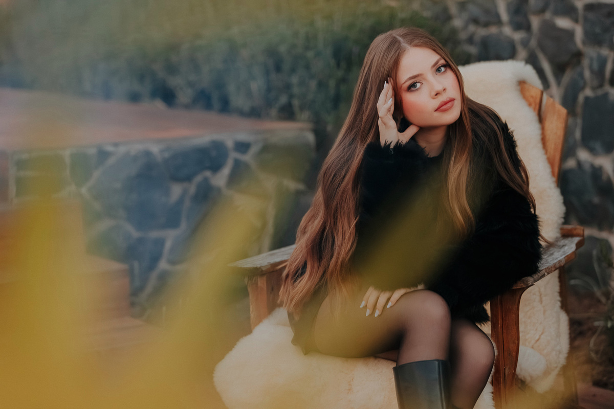 ensaio-15-anos-larissa-descanso-em-poltrona-madeira-fernando-aguiar-fotografia