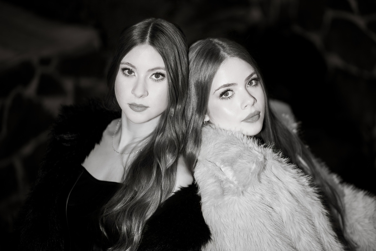 ensaio-15-anos-larissa-irmas-gemeas-preto-e-branco-fernando-aguiar-fotografia