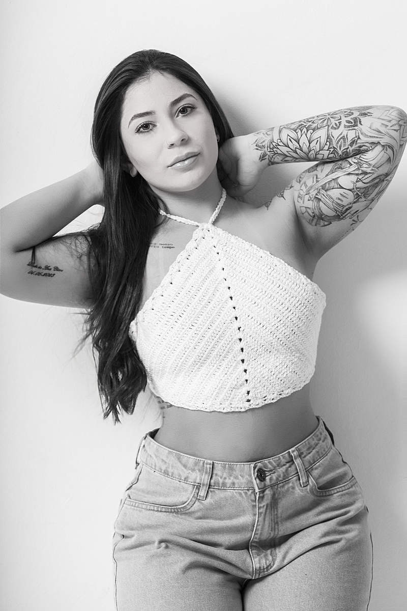 Foto em preto e branco com toque artístico
Retrato feminino autoral, estilo editorial, valorizando formas e contraste de luz e sombra.