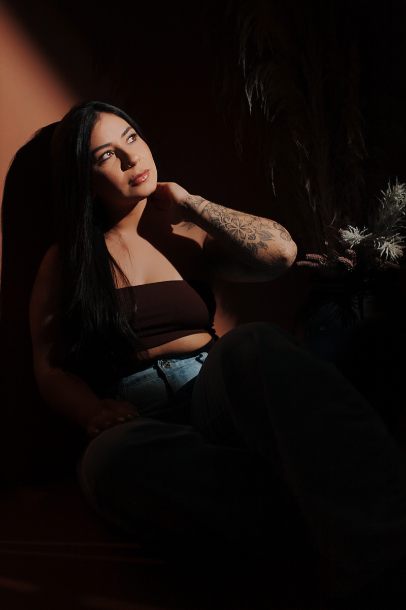 Close com top marrom e olhar confiante
Ensaio feminino sensual e elegante, explorando expressões e beleza real sob luz natural controlada.