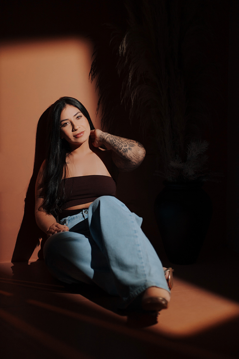 Retrato de corpo inteiro em luz âmbar
Imagem com tons quentes e atmosfera introspectiva, ideal para portfólio de ensaio feminino.