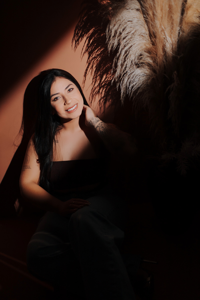 Retrato sorridente com fundo escuro e luz pontual
Fotografia espontânea e marcante, capturando naturalidade e leveza no estúdio.