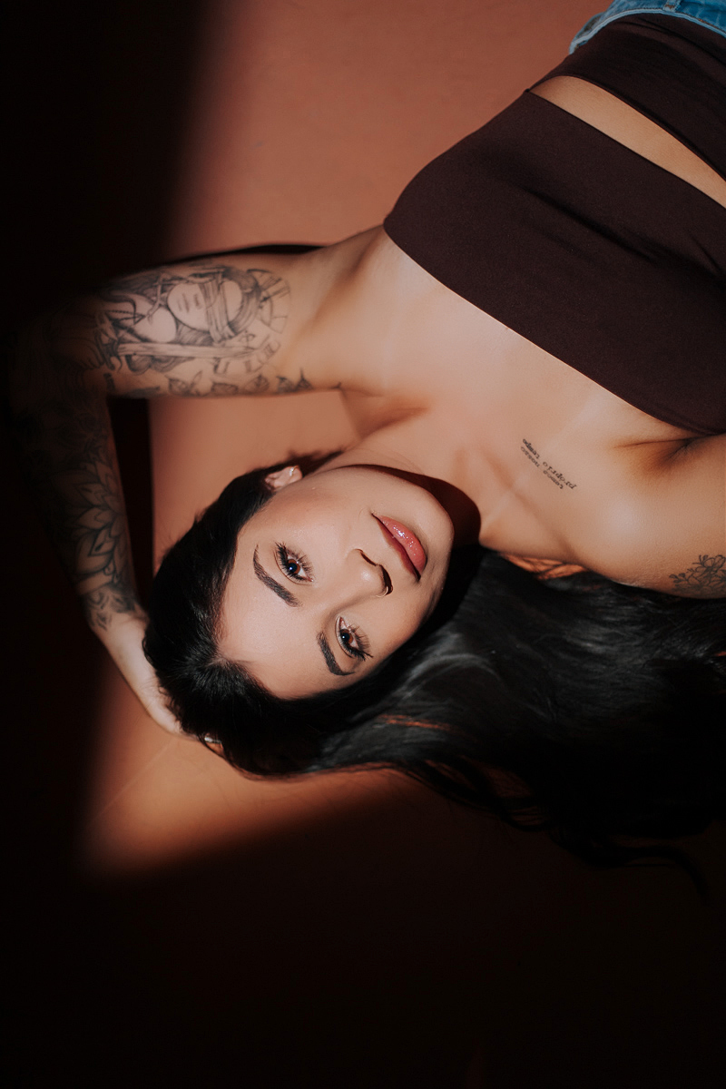 Retrato deitada com cabelo solto e expressão confiante
Ensaio feminino contemporâneo de 26 anos, explorando ângulos e beleza natural em tons terrosos.