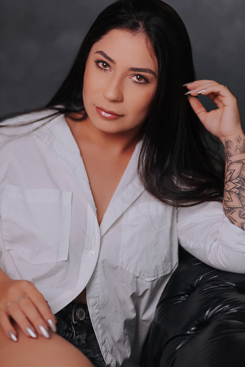 Retrato de blusa branca em luz suave
Foto clean e elegante, com foco em delicadeza e textura da pele sob luz difusa.