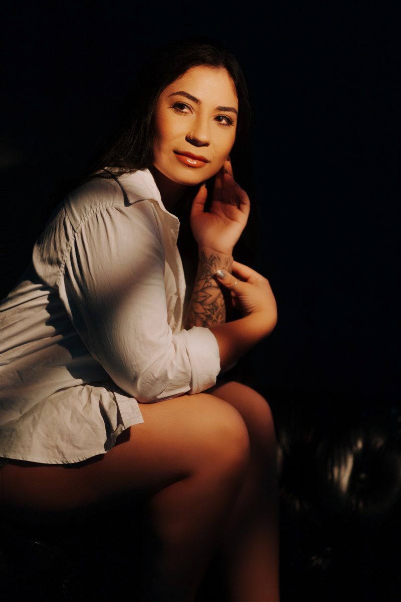 Retrato sentado com camisa aberta e expressão livre
Ensaio feminino moderno com toque sensual e artístico, destacando naturalidade e confiança.