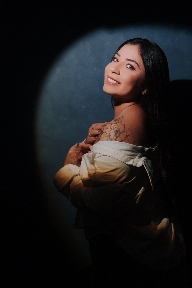 Retrato lateral com ombros à mostra e sorriso leve
Imagem sensível e espontânea, transmitindo naturalidade e beleza real.