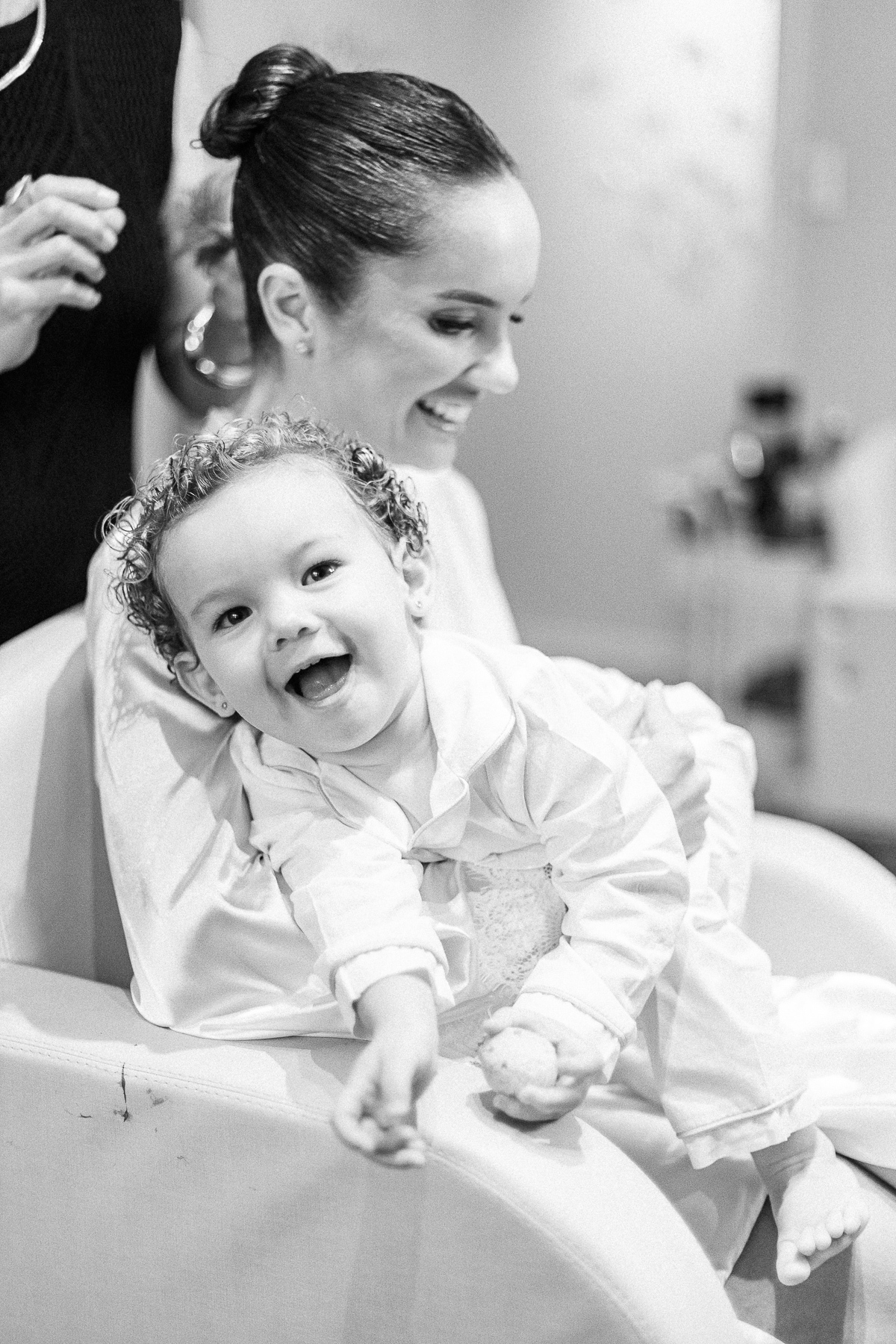 Daminha sorrindo durante os preparativos do casamento de Erika e Junior na Igreja da Taipa.